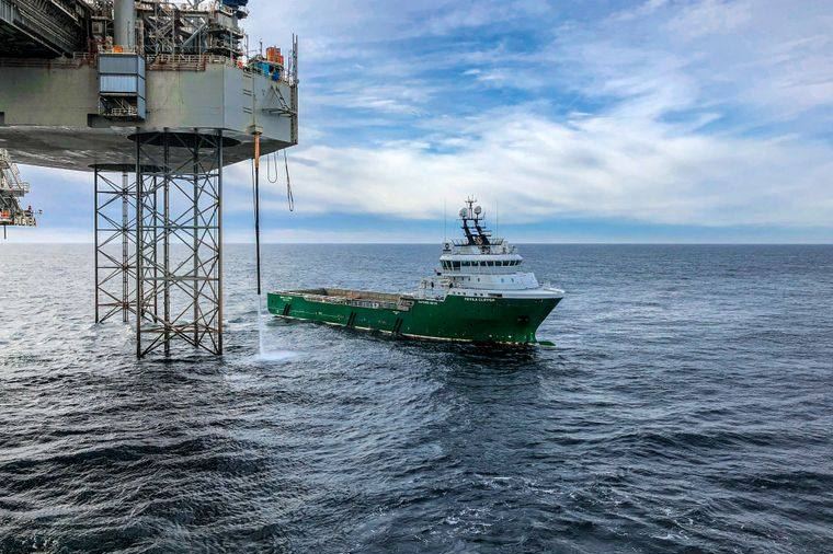 Offshore support vessel near a platform